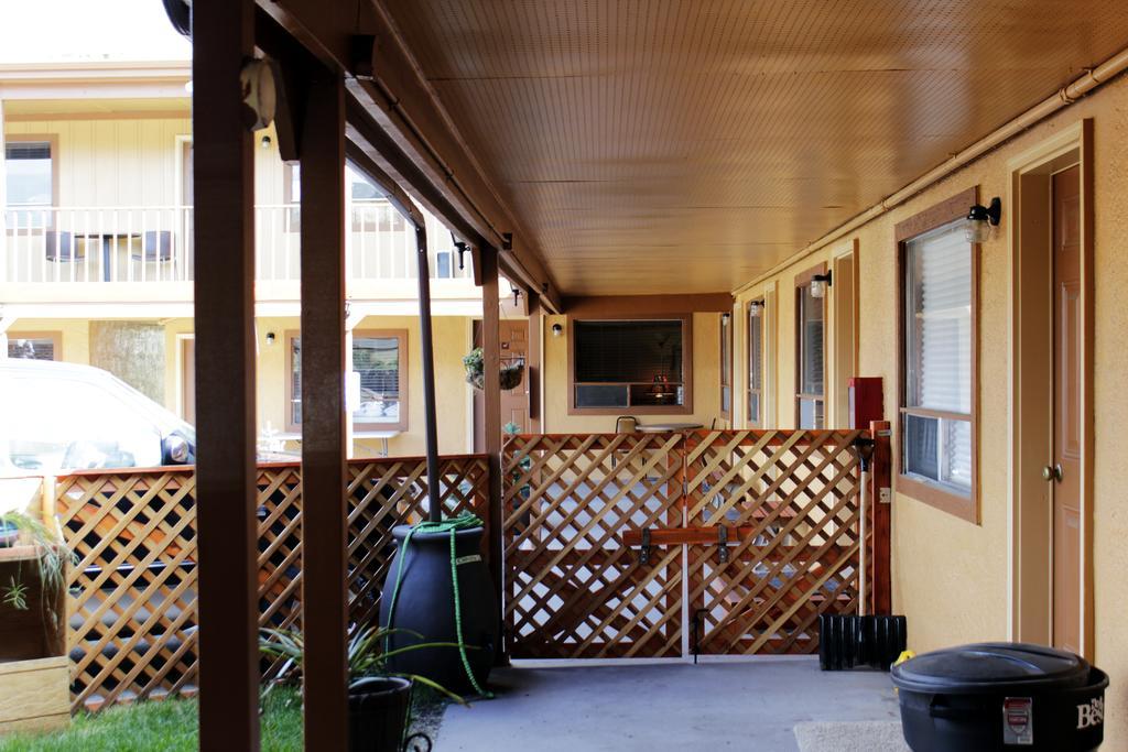 Country Motor Inn Livingston Exterior photo